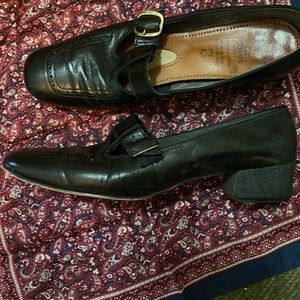 Size 10-10.5. Women’s black vintage pump